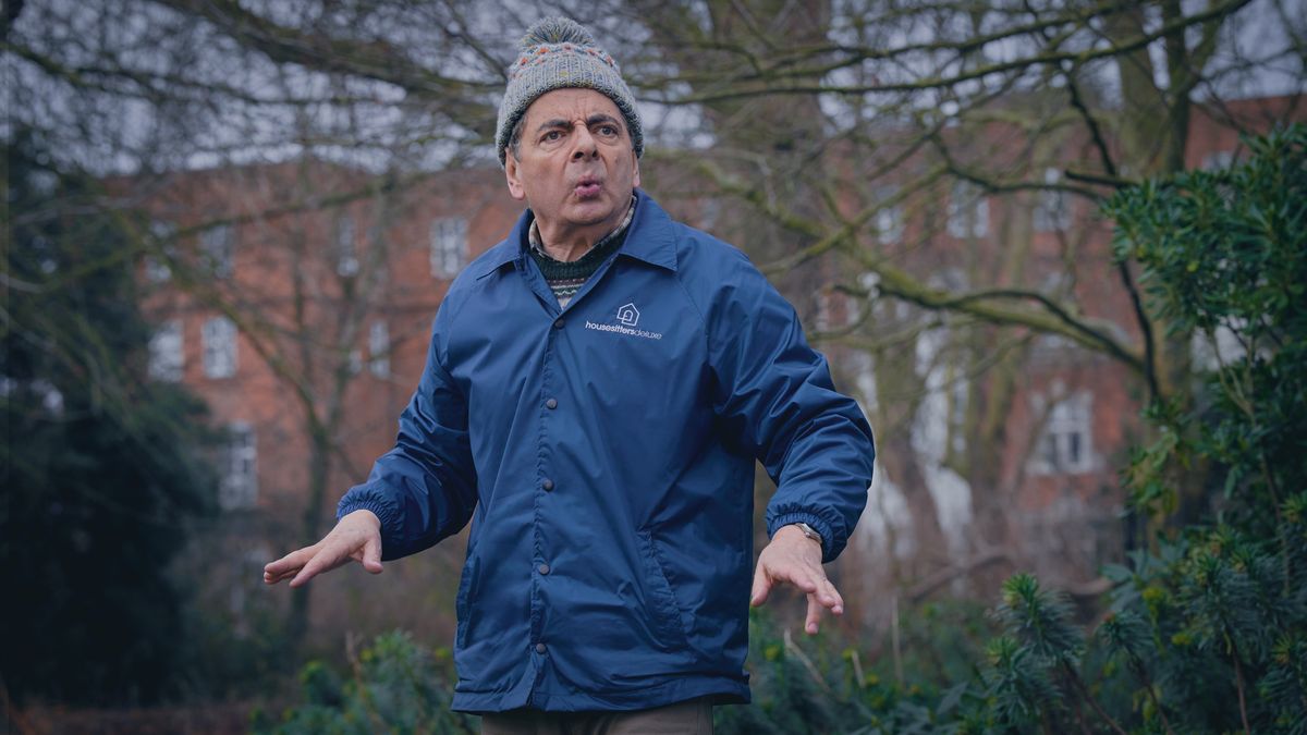 Recenze: Rowan Atkinson hraje dalšího jelimánka, jako byl Mr. Bean